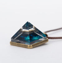 Glow-in-the-Dark Pyramid Necklace – Luminous Geometric Pendant for Festivals & Nightlife