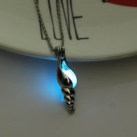 Glow-in-the-Dark Cape Snail Necklace – Gothic Luminous Pendant for Halloween & Cosplay