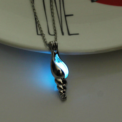 Glow-in-the-Dark Cape Snail Necklace – Gothic Luminous Pendant for Halloween & Cosplay