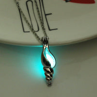 Glow-in-the-Dark Cape Snail Necklace – Gothic Luminous Pendant for Halloween & Cosplay