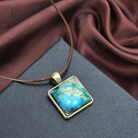 Glow-in-the-Dark Pyramid Necklace – Luminous Geometric Pendant for Festivals & Nightlife