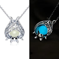 Glow-in-the-Dark Bat Necklace – Luminous Gothic Pendant for Halloween & Cosplay
